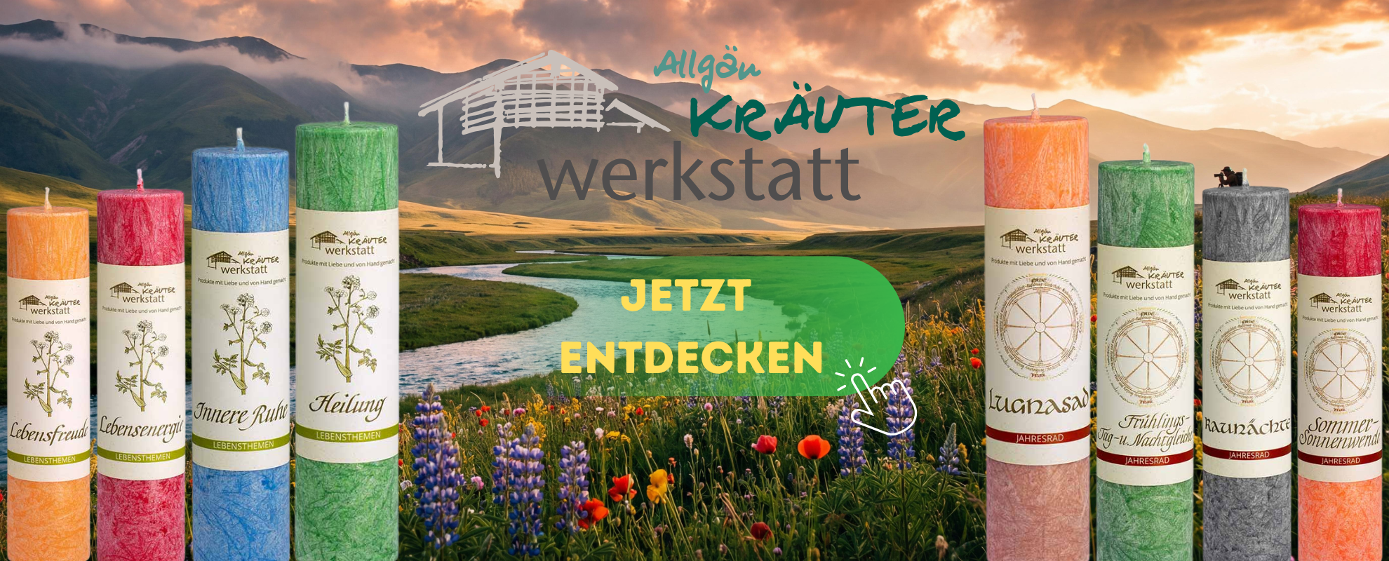 Allgäuer Heilkräuterkerzen vor Blumenwiese mit Berglandschaft und verschiedenen Kerzenmotiven links und rechts