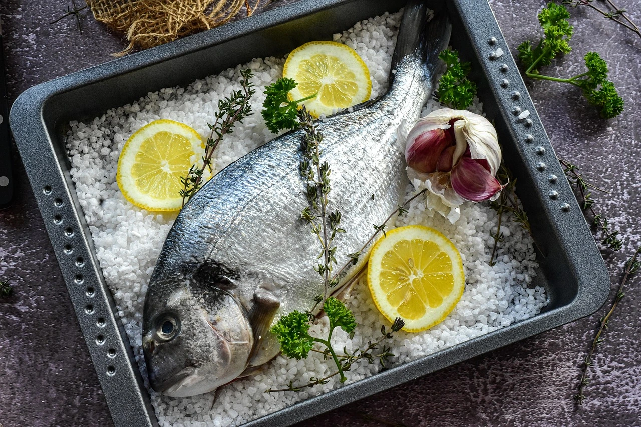 Fisch auf Meersalzbett in Ofenform