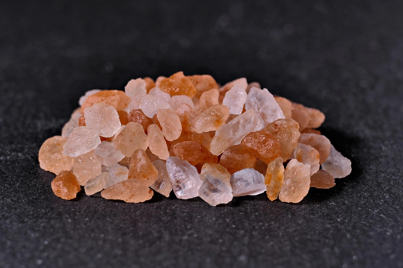 Sole Anwendung mit naturbelassenen Salzkristallen